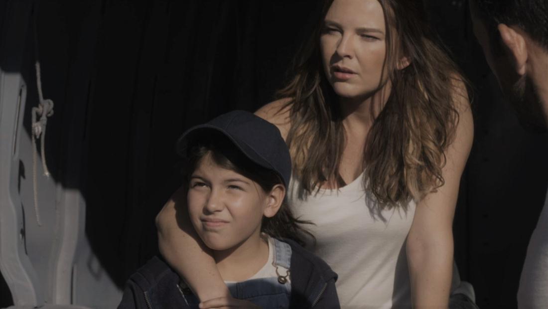 Sofía y su hija cruzan el muro Sofía y su hija cruzan el muro